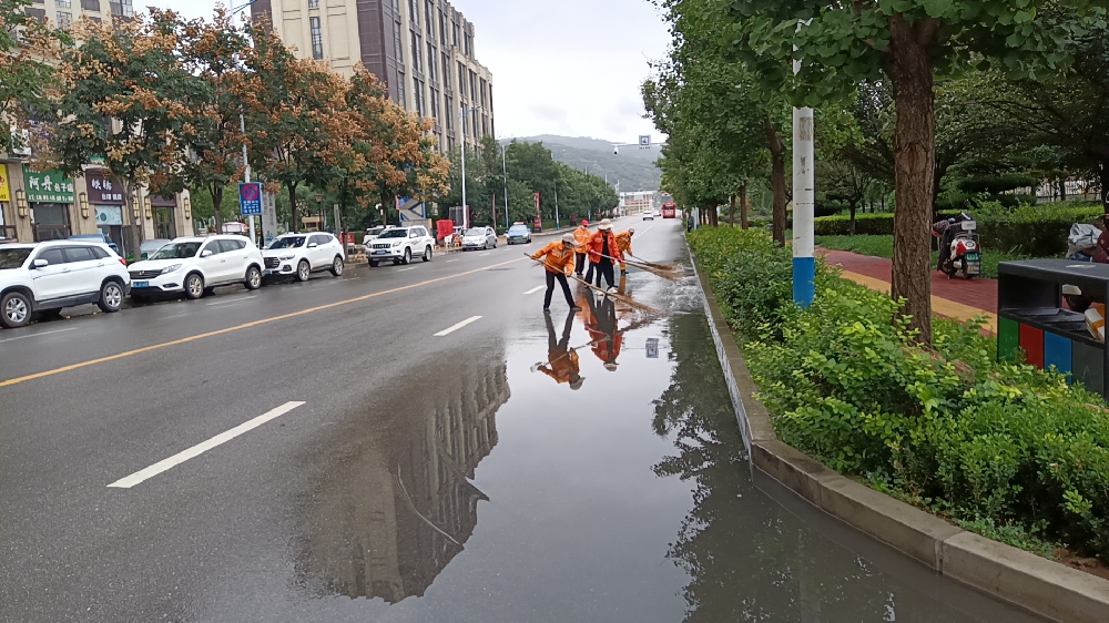 公用事業(yè)公司及時清理雨后淤泥積水